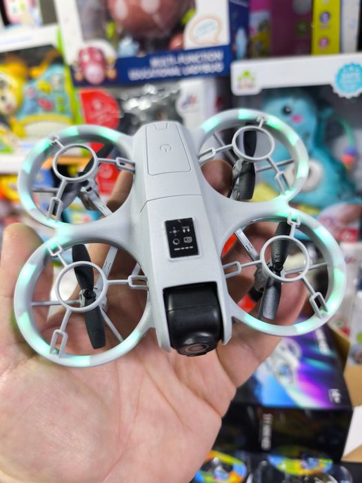 Дрон з відеокамерою якісний тримає висоту