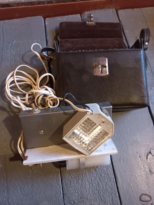 Фотоапарат без об'єктиву з приладами освітлення