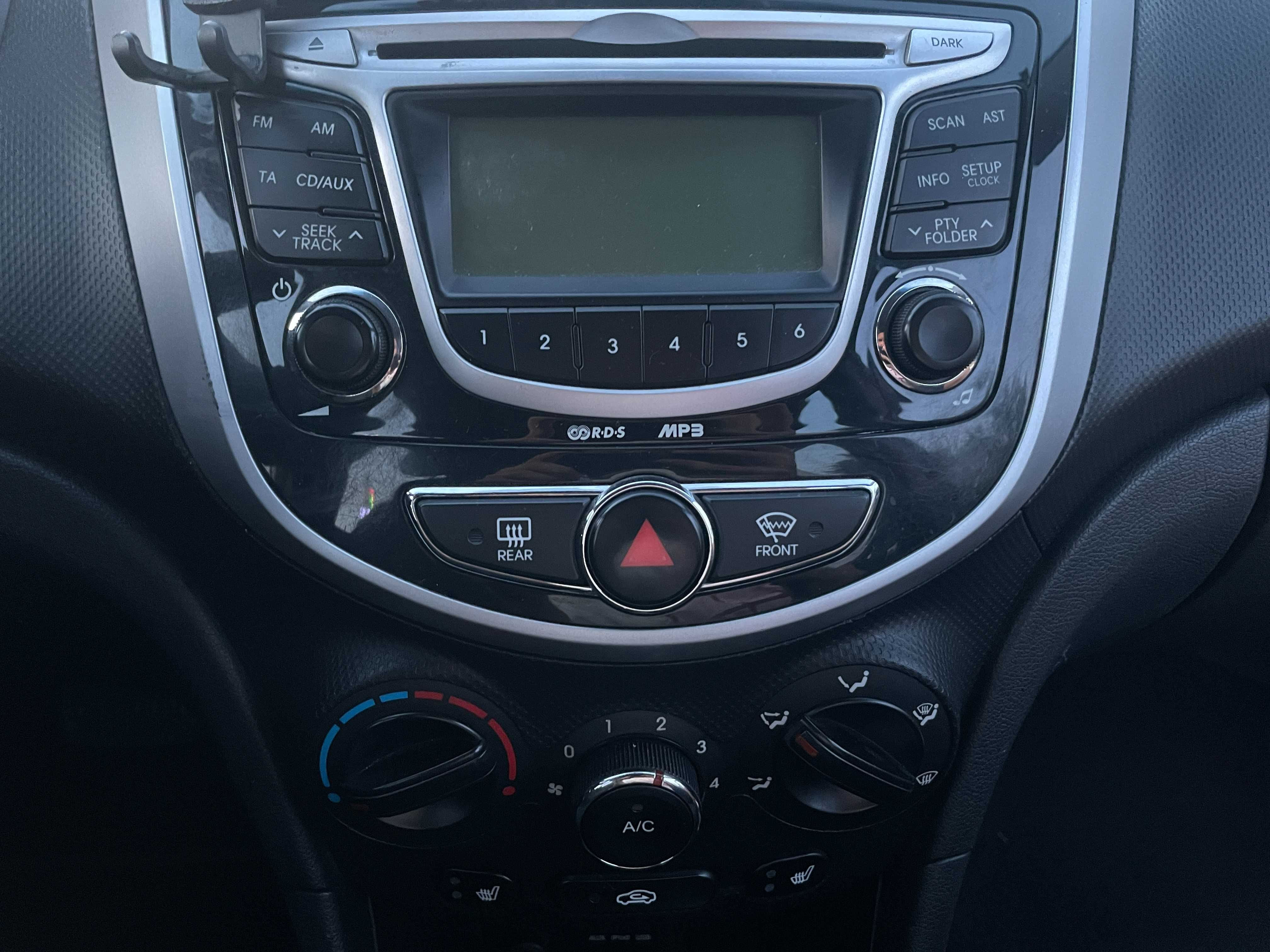 Hyundai Accent 2011 1.6 л