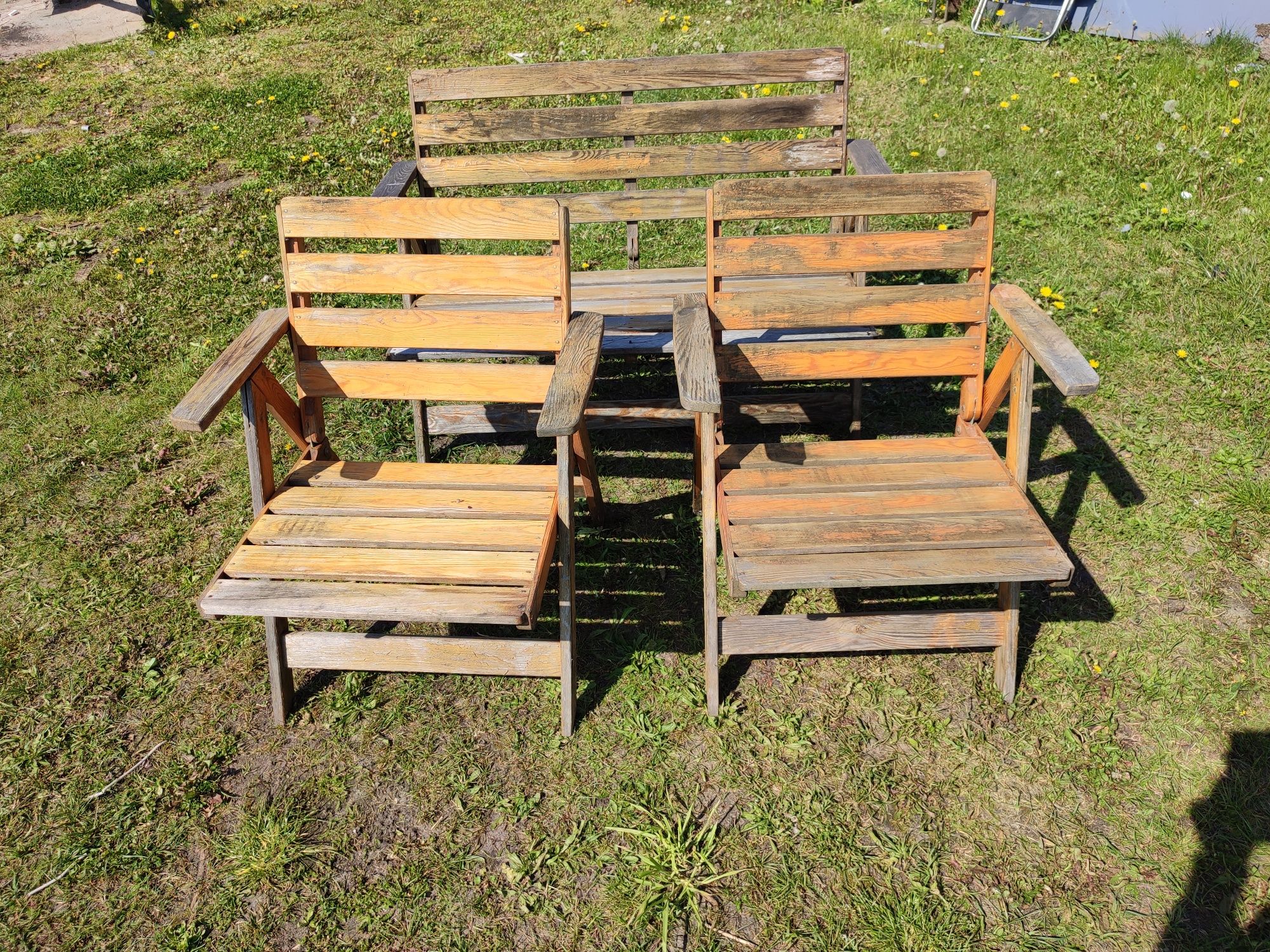 Zestaw dwa składane drewniane krzesła i składana ławeczka