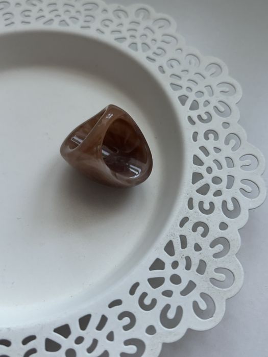 NOWY pierścionek plastikowy imitacja kamienia