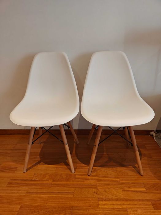 Cadeira Plástico com Pé de Madeira