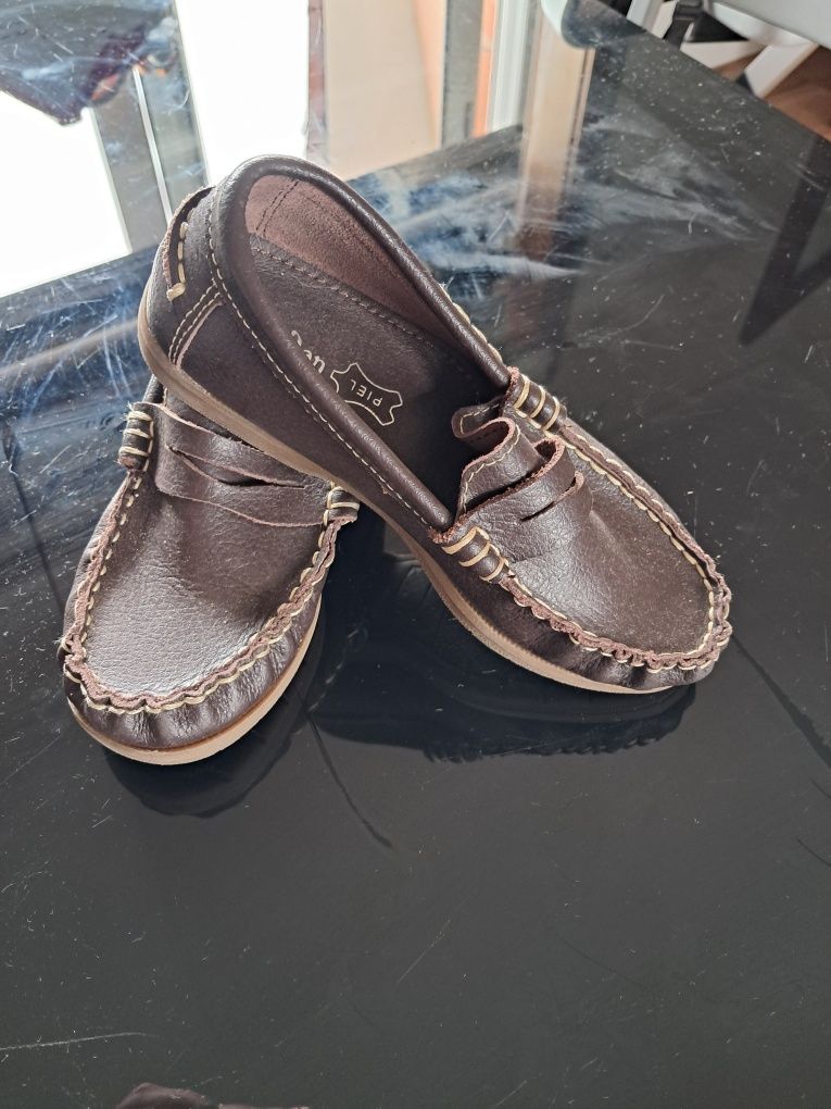 Sapatos de menino em pele