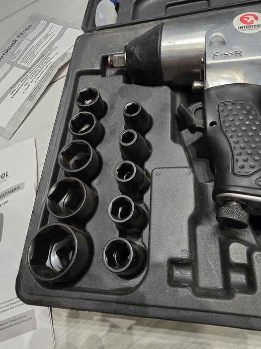 Гайковерт пневматичний у кейсі набір головок 17 1/2" INTERTOOL PT-1101