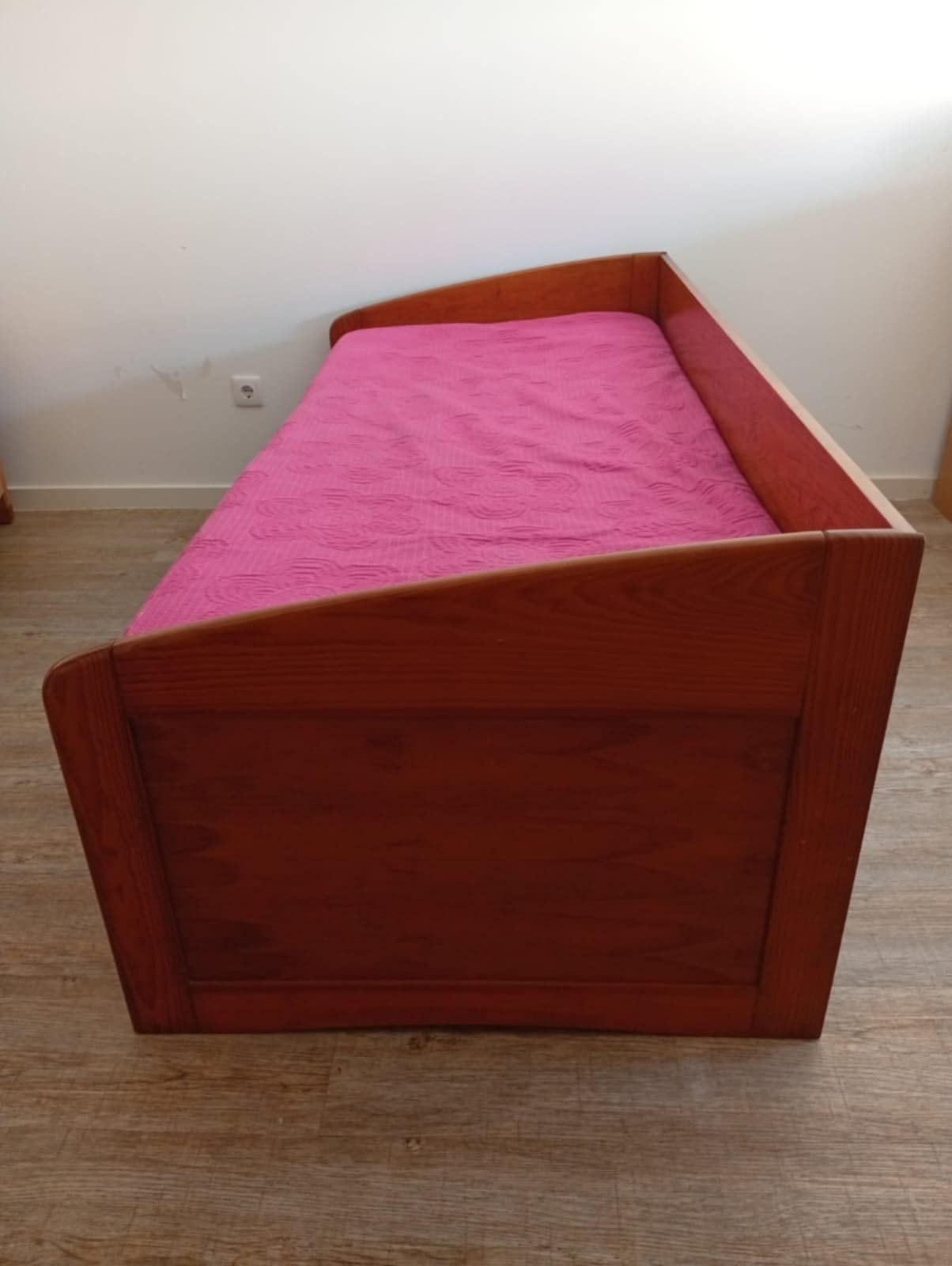 Vendo cama de pinho em bom estado