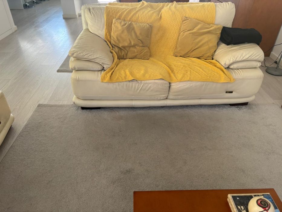 2 sofas em pele sintetica cremes