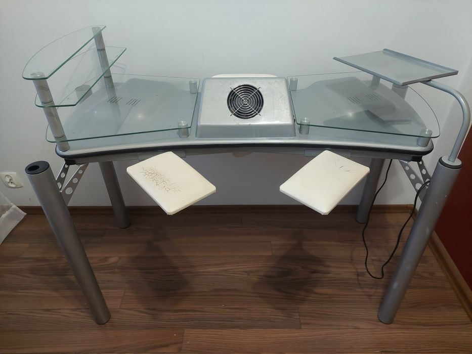 Stół do manicure z lampami i pochłaniaczem pyłu