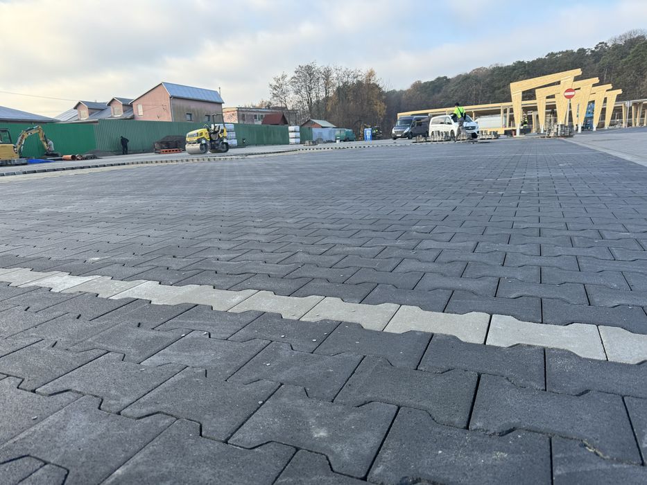 Układanie kostki brukowej, utwardzanie terenu, prace ziemne