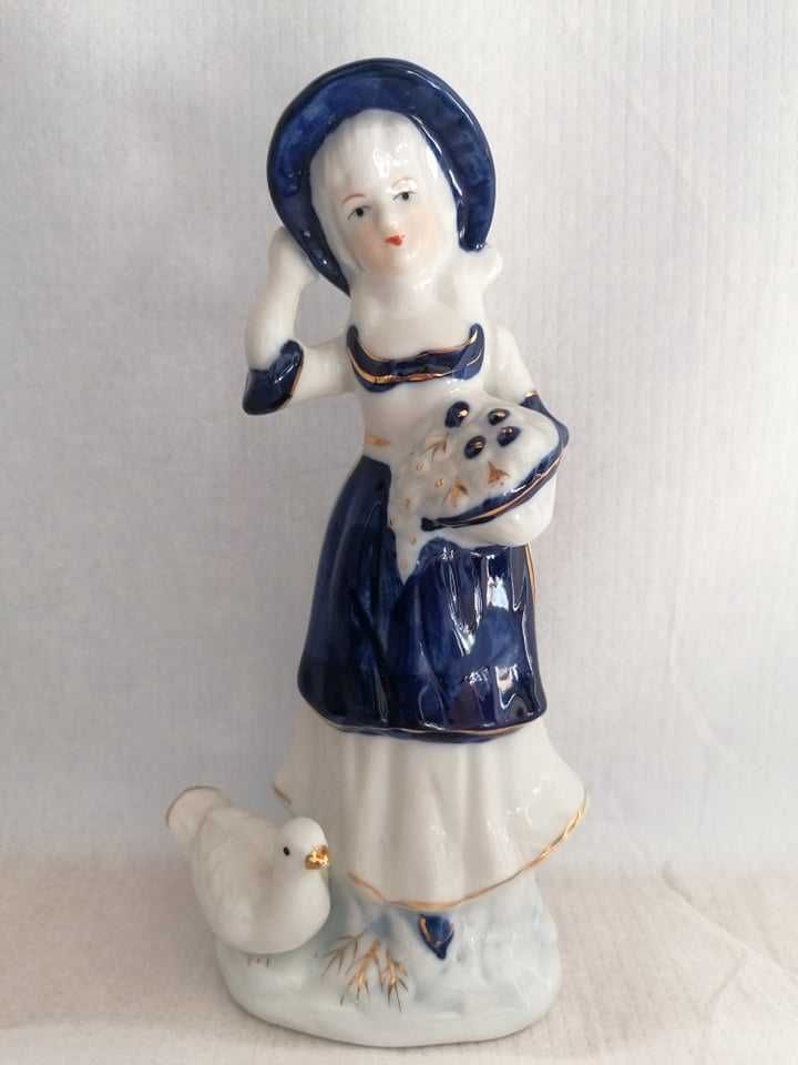 Porcelanowa figurka dama z gołąbkiem