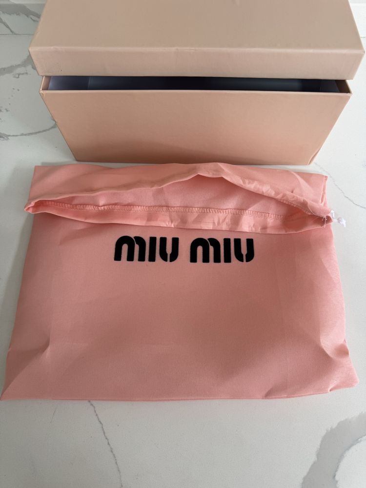 Mala preta da Miu Miu