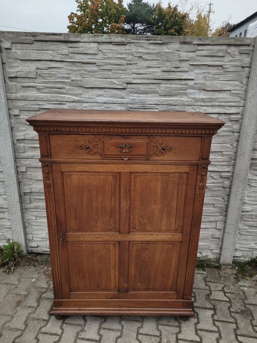 Dębowa szafa-bielizniarka.