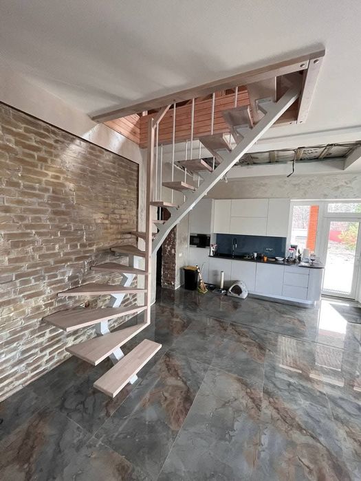 Сходи на центральній консолі