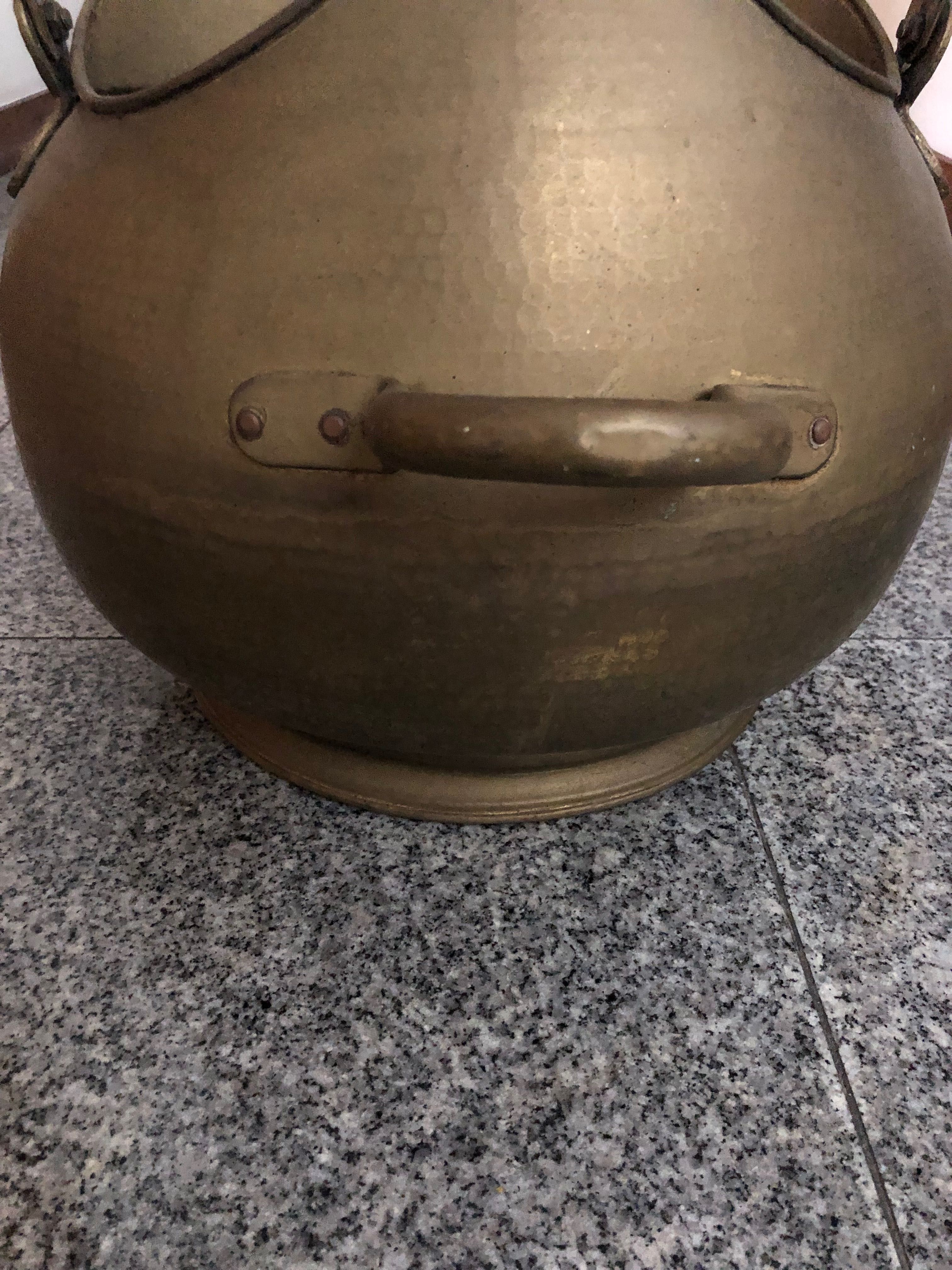 Pote em latão para lenha