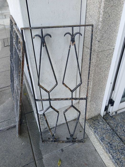 Varias grades de portas e janelas antigas