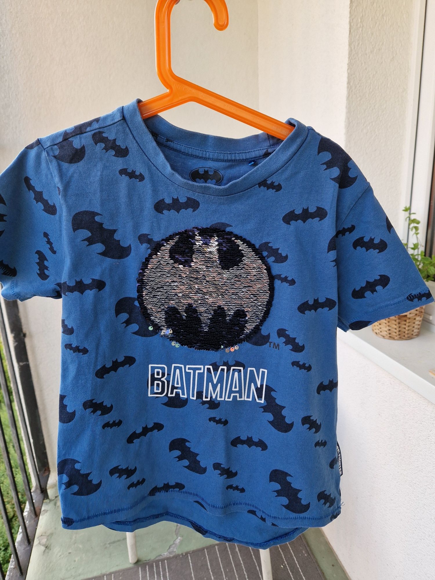 T-shirt chłopięcy 134cm z cekinami Batman