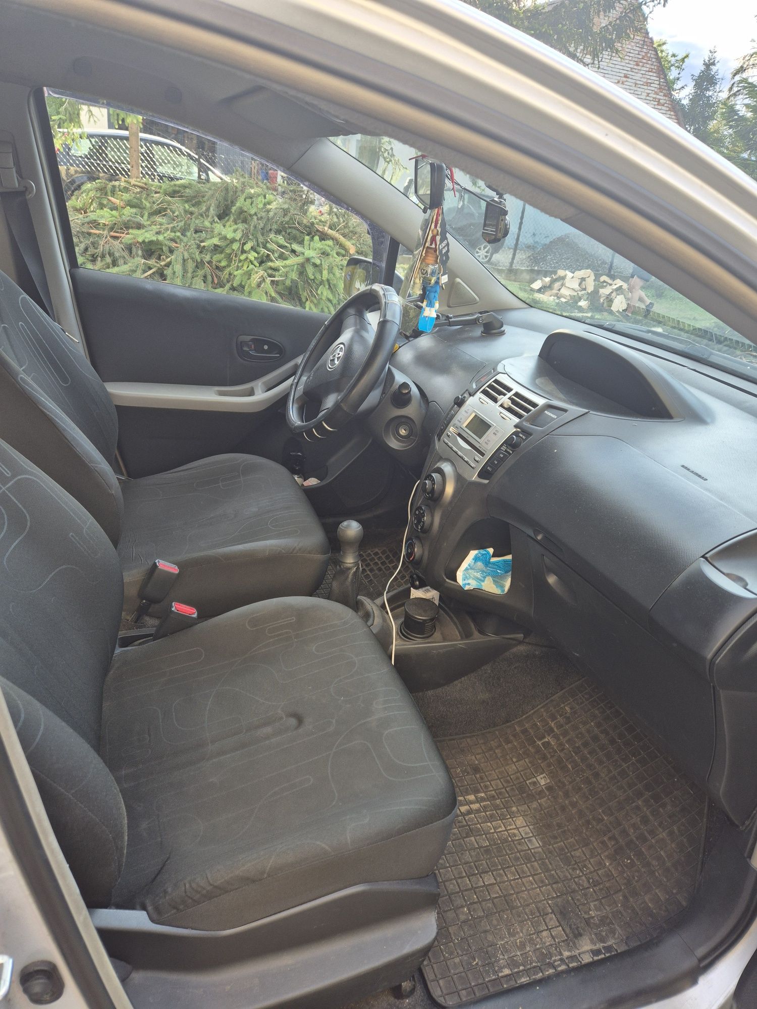 Toyota Yaris srebrna 2010