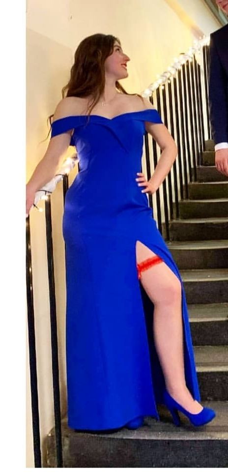 Długa niebieska suknia z wycięciem na nogę