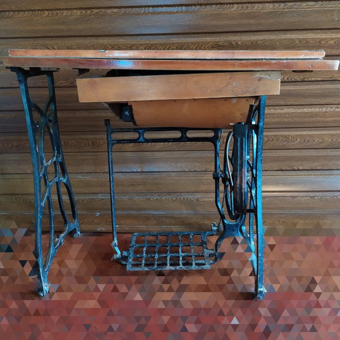 Швейна машина Держшвеймашина СССР 20-х років ножна з чавунною станиною