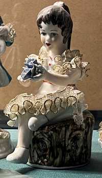 Figurka porcelanowa, dziewczynka z kwiatami, z wytwórni Roceram