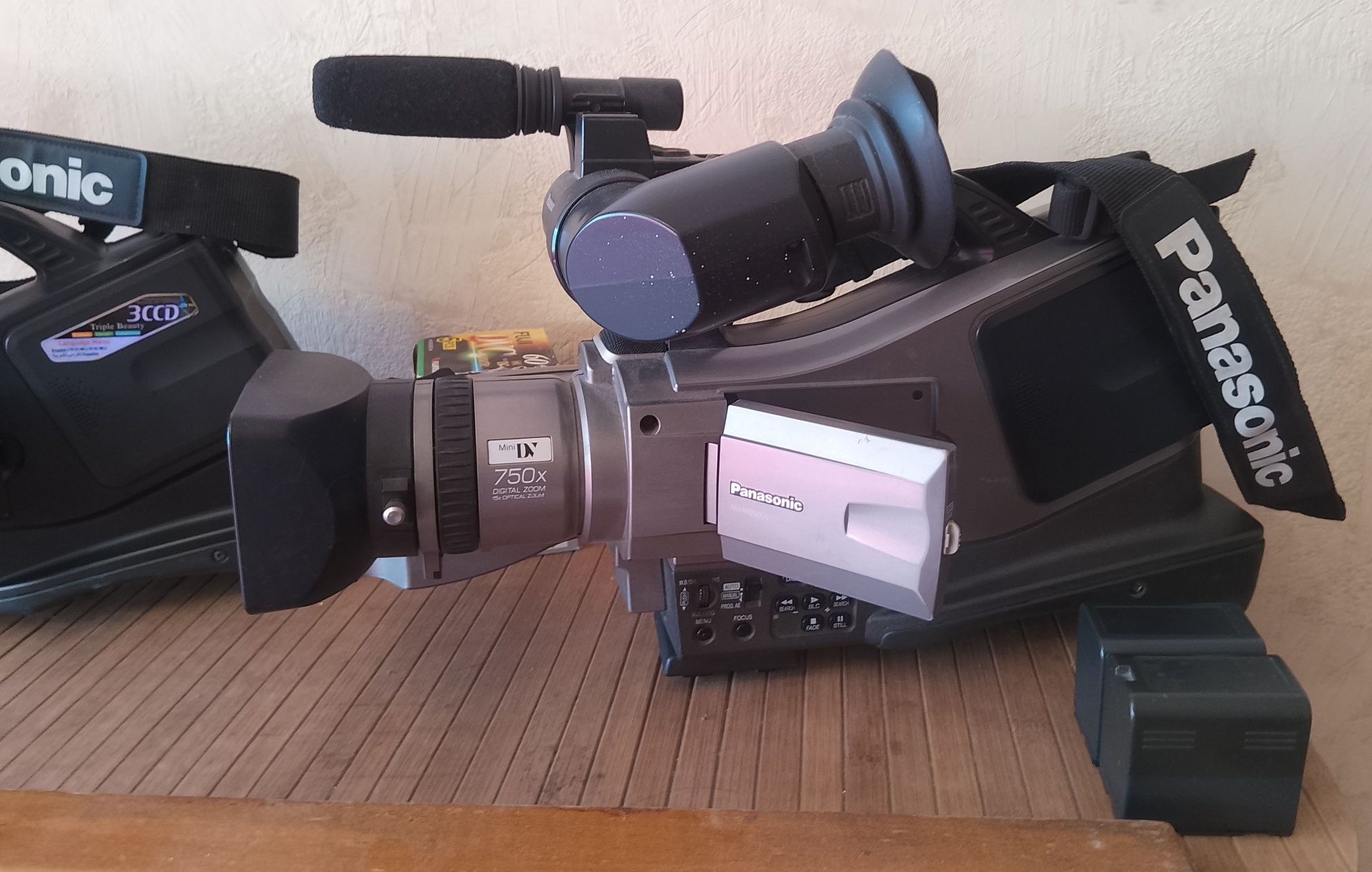 2 Відеокамери + 2 штативи продам