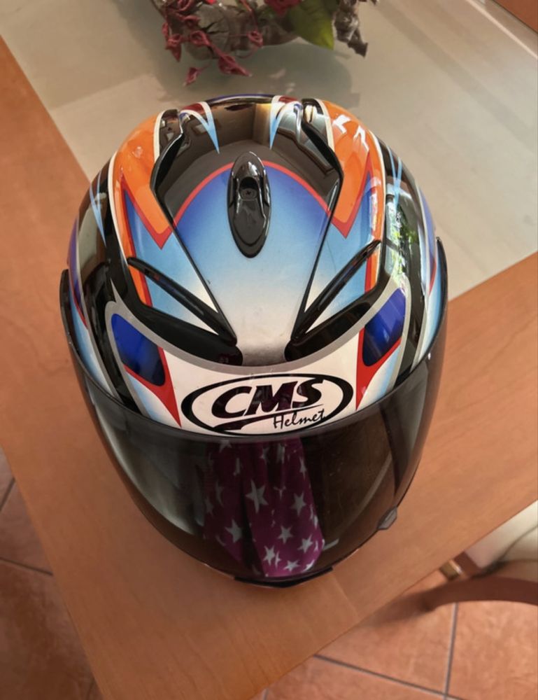 Capacete s/m com marcas de uso  .