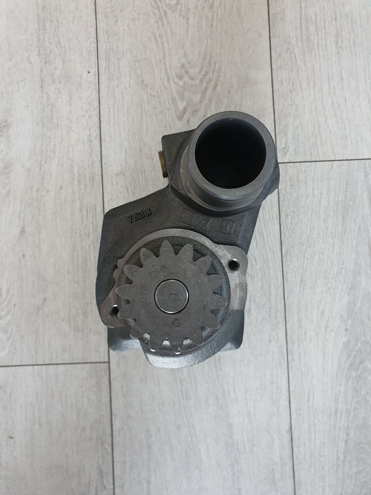 RE500214-Pompa wodna John Deere 7x00,8x00