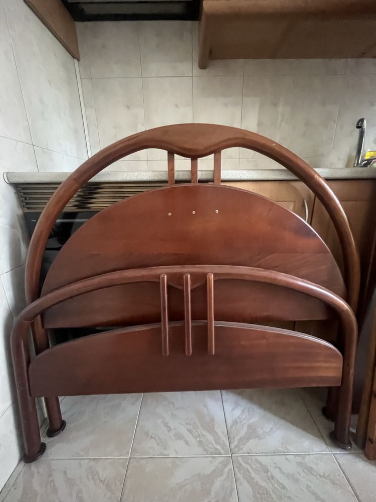 Cama, estrado e colchão individuais