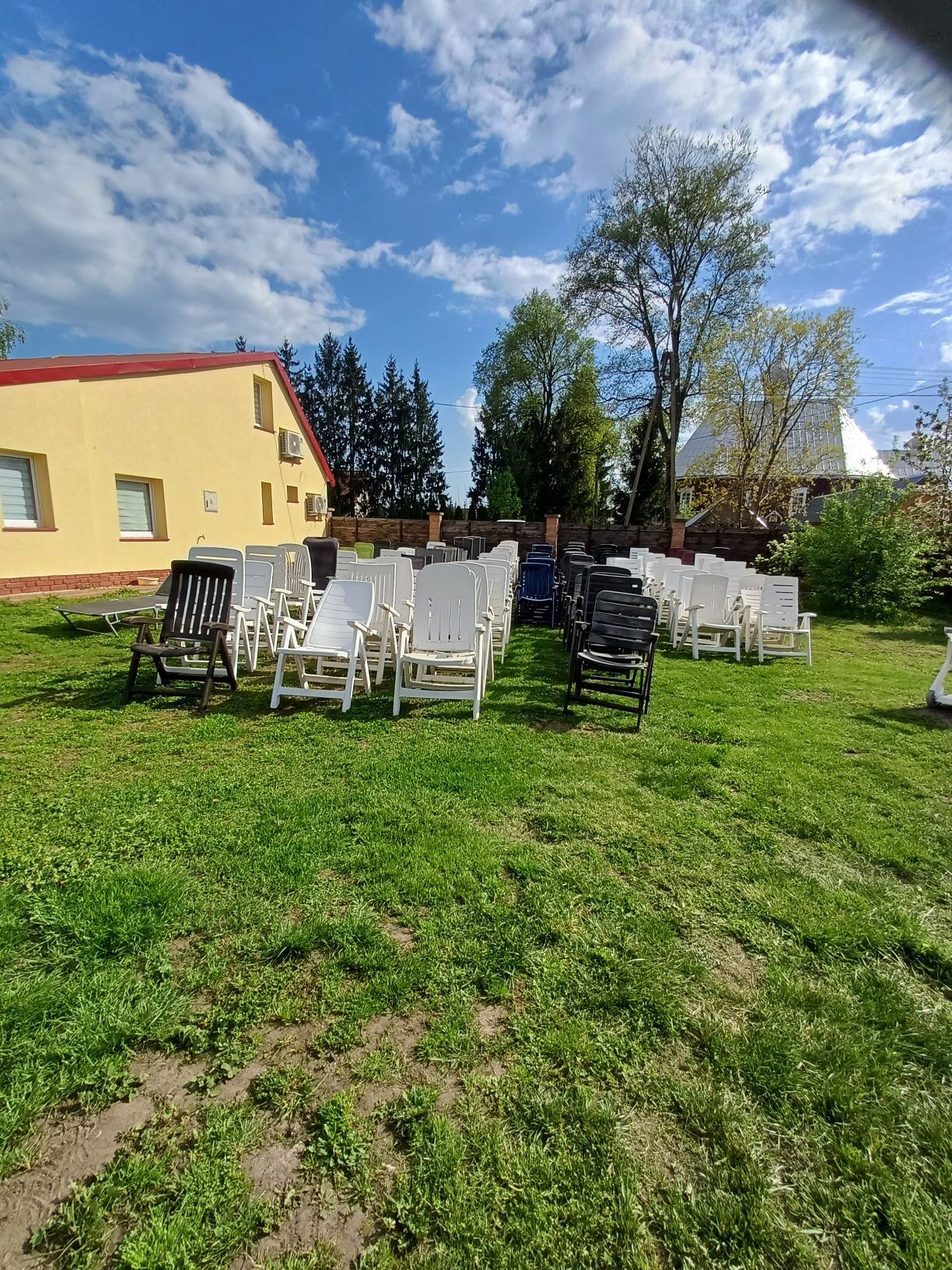 Krzesła i leżaki ogrodowe