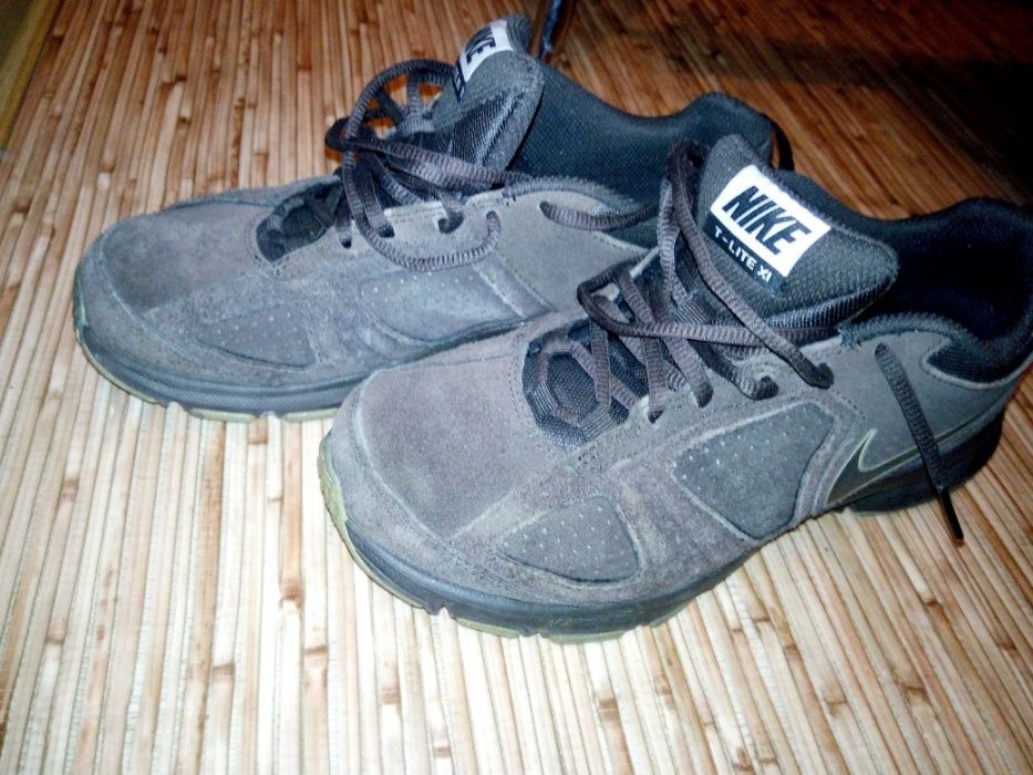 Продам кроссовки NIKE T-LITE XI