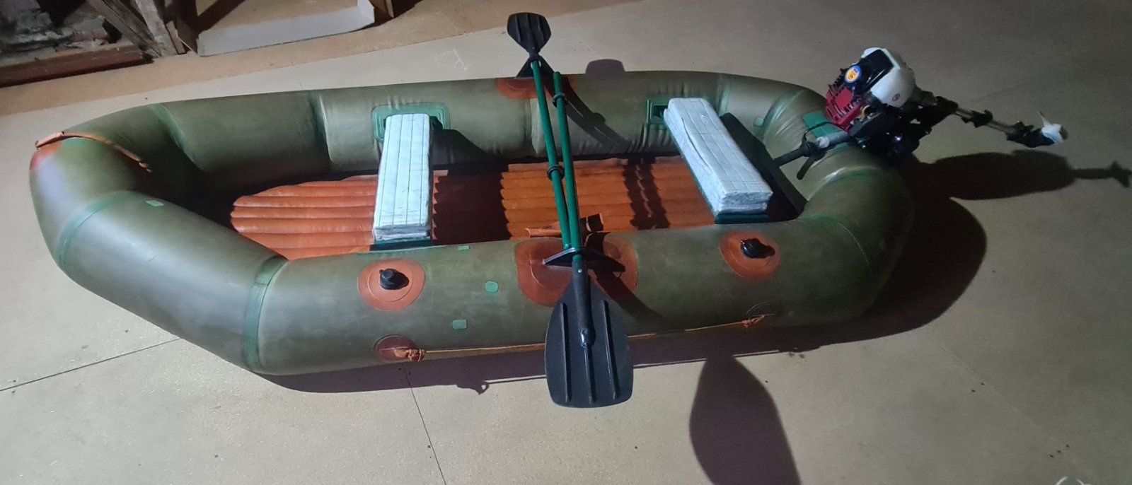 Лодка с мотором       .