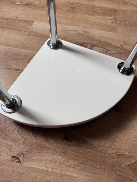 Полиця до бутлів для води