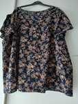 Blusa azul escura com flores douradas