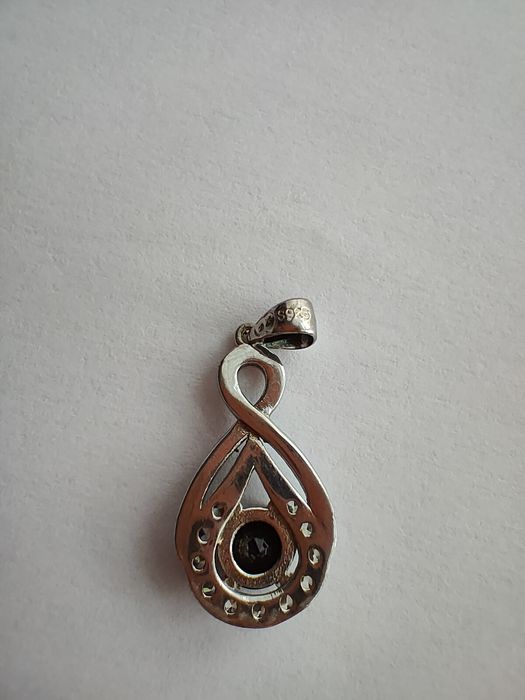 Srebrne kolczyki, przywieszka