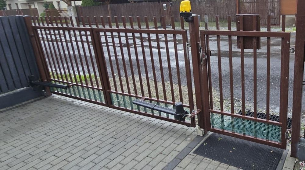 Brama wjazdowa dwuskrzydłowa ocynkowana z furtka bez napędu automatycz