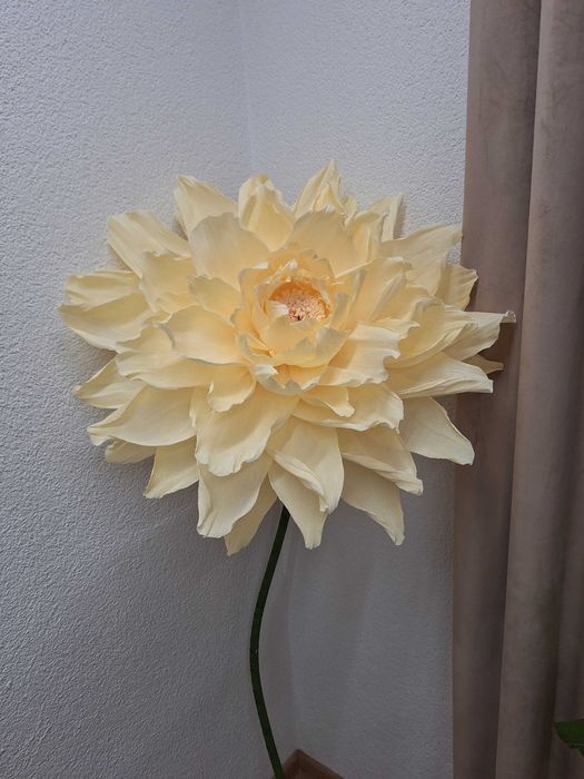 Gigantyczny kwiat z krepiny