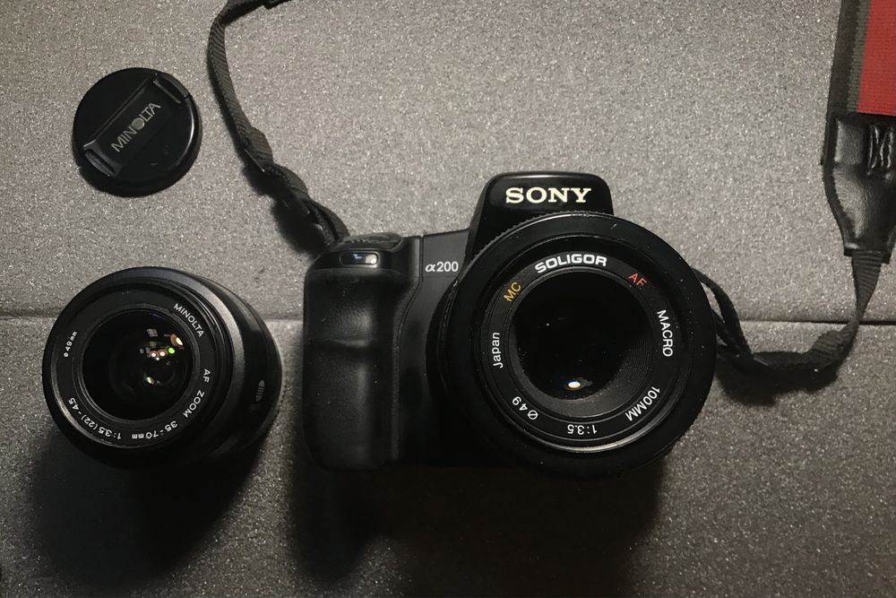 Sony Alpha 200 - 2 objetivas, carregador, bateria, cartão CF 8GB, etc