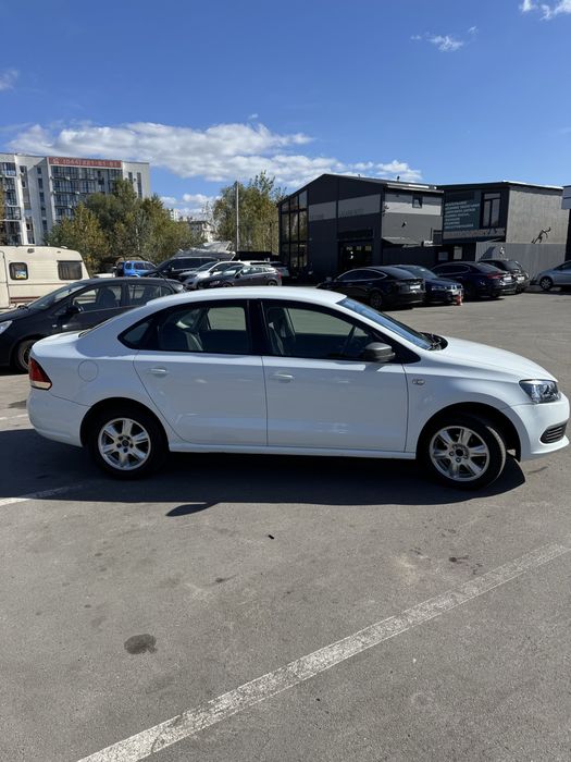 Volkswagen Polo 2015 года выпуска.