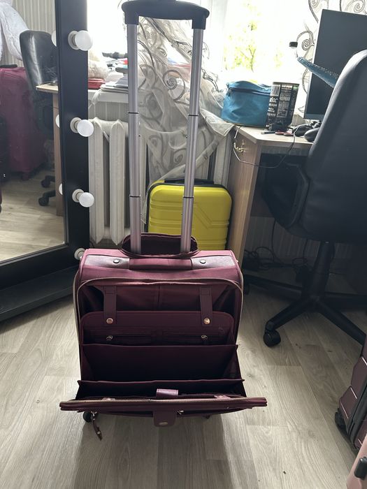 Чемодан дорожний