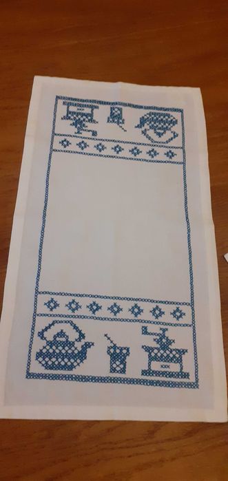 Serwetki 2 szt  bawełniane białe z niebieskim haftem retro