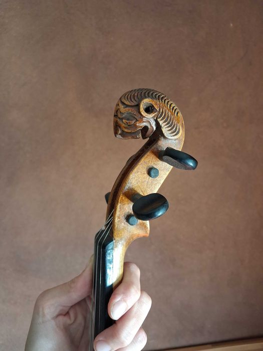 Skrzypce z piękną rzeźbioną główką