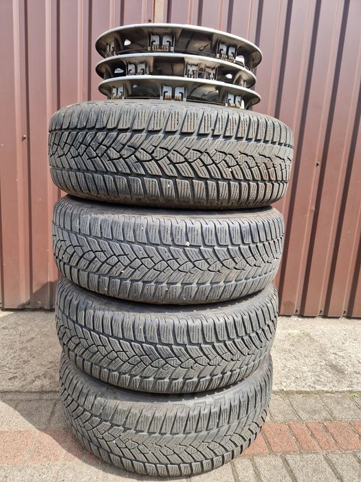 Sprzedam opony zimowe 215/65/16 z felgami 5X112  ET 33 i kołpakami VW