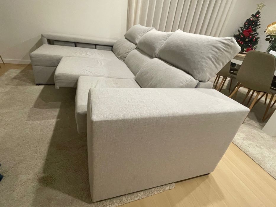 Sofá cinzento claro 3 lugares com chaise long e 4 puffs