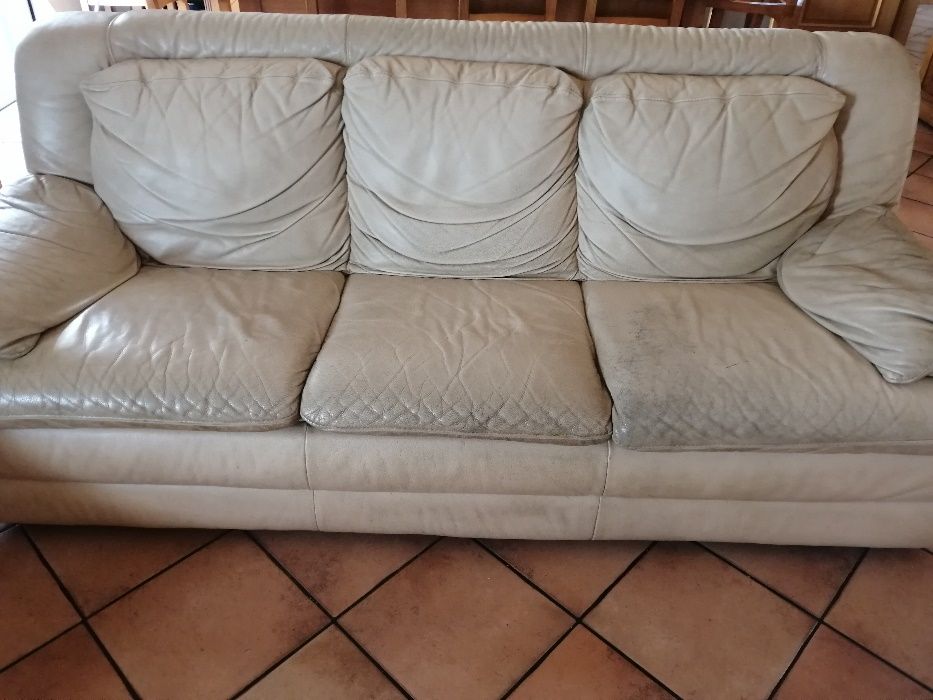 2 Sofás de pele Divani/ Natuzzi, 3 lugares 1 cama e outro 1 rebatível