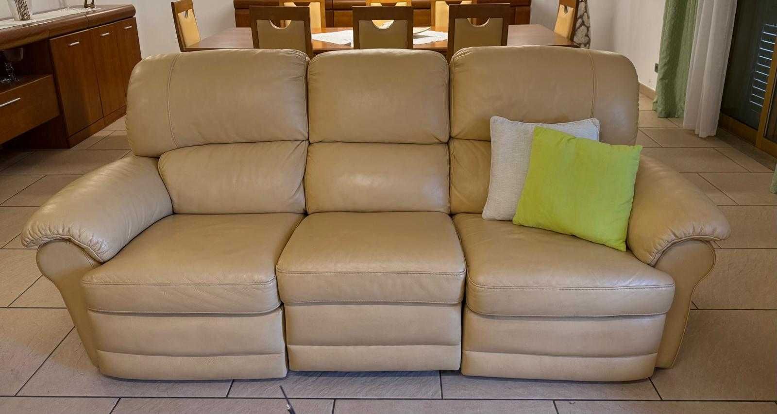 Conjunto de sofás de sala e mesa de apoio