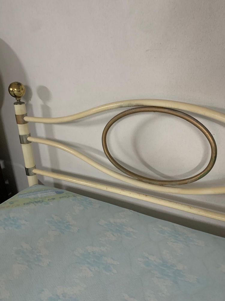 Cama de casal em metal