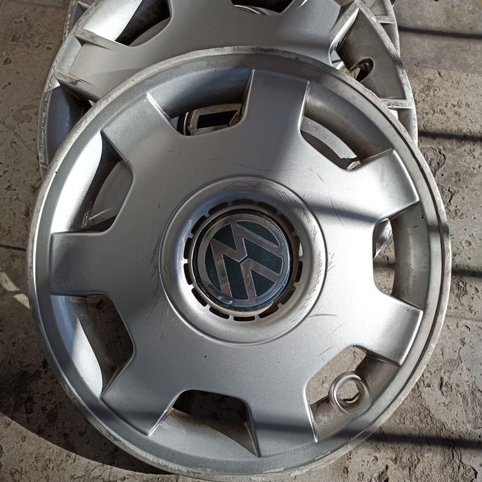 Vendo anilhas de enchimento para jantes Vw Polo e cinco tampões.