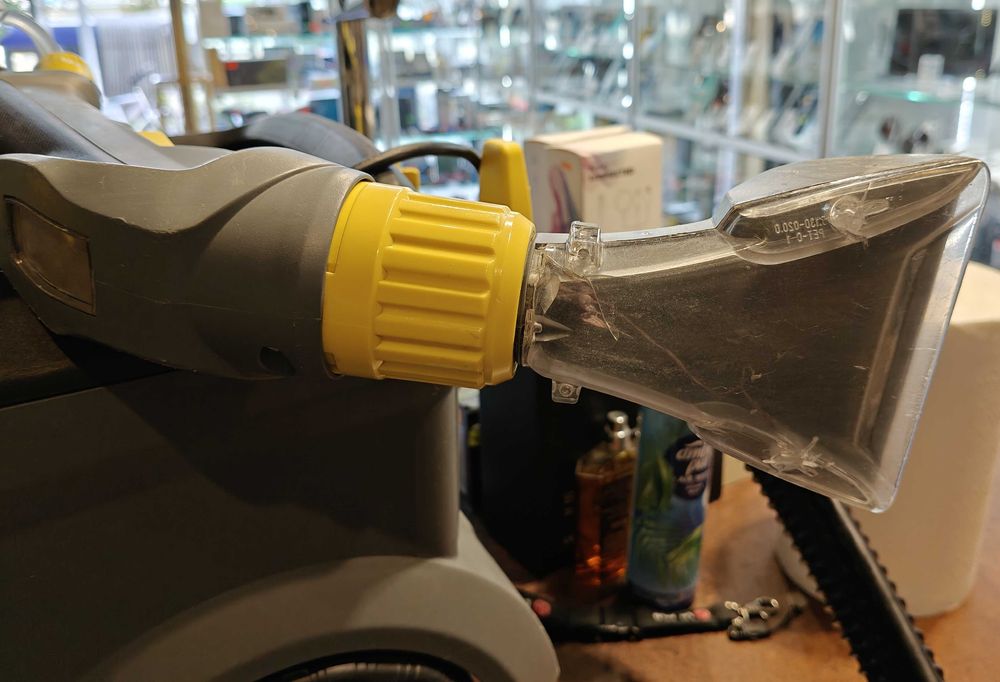 Odkurzacz piorący Kärcher Professional Puzzi 10/1 z dyszą do tapicerki