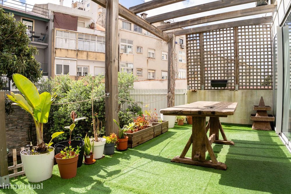 Apartamento T3 com Jardim Privativo em São Domingos de Benfica