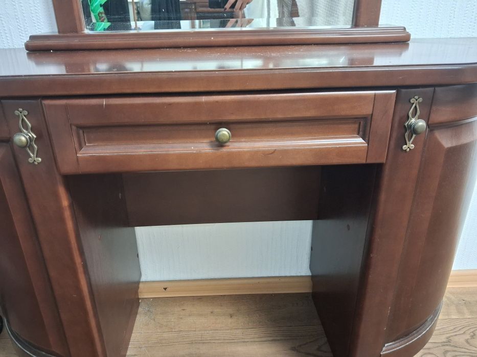 Срочно. Трюмо из массива ясеня (туалетний стіл)