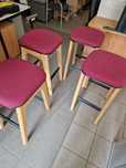 Taboret/hoker materiałowy bordowy drewniany z podpórką pod nogi